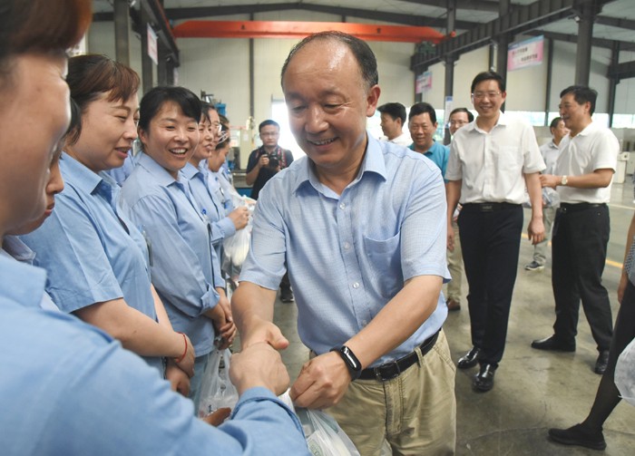 av性爱无码在线热播 省委书记、省总工会副主席徐发成一行来安徽天康集团开展“清凉”活动。