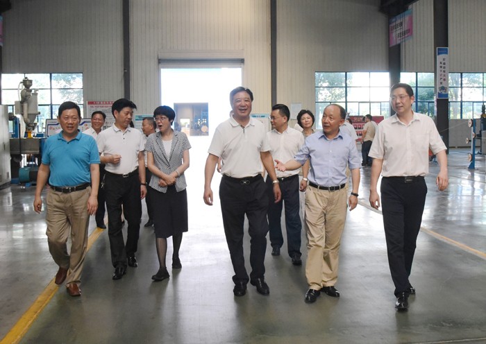 av性爱无码在线热播 省委书记、省总工会副主席徐发成一行来安徽天康集团开展“清凉”活动。