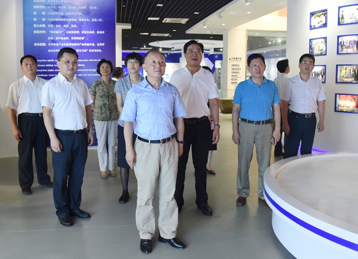 av性爱无码在线热播 省委书记、省总工会副主席徐发成一行来安徽天康集团开展“清凉”活动。